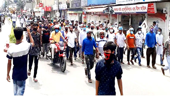ঠাকুরগাঁওয়ে দোকান-পাট খুলে দেয়ার দাবিতে বিক্ষোভের চিত্র