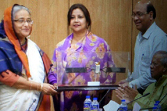 প্রধানমন্ত্রীর হাতে বঙ্গবন্ধু স্যাটেলাইট-১ এর রেপ্লিকা