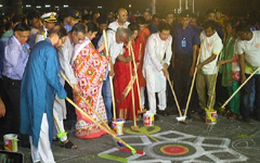 রঙ-তুলির নকশা দেখতে মানিক মিয়া এভিনিউ রূপ নেয় জনসমুদ্রে