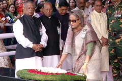বঙ্গবন্ধুর প্রতিকৃতিতে প্রধানমন্ত্রীর শ্রদ্ধা নিবেদন