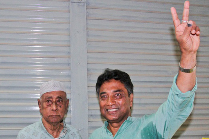 বাবার সঙ্গে আনিসুল হকের এই ছবি এখন শুধুই স্মৃতি। ফাইল ছবি বাবার সঙ্গে আনিসুল হকের এই ছবি এখন শুধুই স্মৃতি। ফাইল ছবি