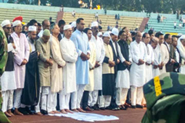 আর্মি স্টেডিয়ামে মেয়র আনিসুল হকের জানাজায় রাজনীতিকসহ সর্বস্তরের লোকজনের ঢল।