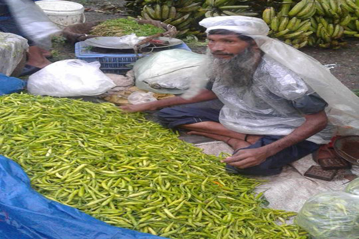 প্রত্যন্ত অঞ্চল থেকে সবজি এসেছে রাজধানীর কারওয়ান বাজারে। শনিবার ভোরে তোলা ছবি