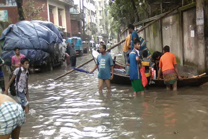 ছবি: কয়েকদিনের টানা বর্ষণে রাজধানীর বিভিন্ন সড়কে তৈরি হয়েছে জলাবদ্ধতা। নগরীর কবশীবাজার এলাকায় পানির নিচে তলিয়ে যাওয়া রাস্তা পারাপারের জন্য ডিঙ্গি নৌকা ব্যবহার করছেন নগরবাসী।