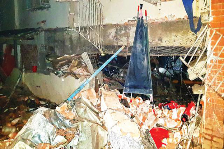 ছবি : গাজীপুরে বয়লার বিস্ফোরণে ক্ষতিগ্রস্ত কারখানার একাংশ ছবি : গাজীপুরে বয়লার বিস্ফোরণে ক্ষতিগ্রস্ত কারখানার একাংশ
