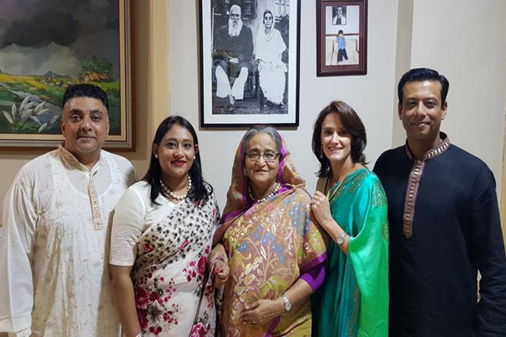 ভগ্নিপতি, বোন, মা ও স্ত্রীর সঙ্গে জয় (বা থেকে)। জয়ের ফেসবুক থেকে নেওয়া ছবি। ভগ্নিপতি, বোন, মা ও স্ত্রীর সঙ্গে জয় (বা থেকে)। জয়ের ফেসবুক থেকে নেওয়া ছবি।