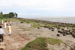 বেড়িবাঁধের অভাবে দুর্বিষহ সীতাকুণ্ডবাসীর জীবনযাত্রা