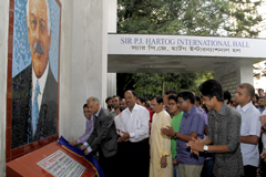 ঢাকা বিশ্ববিদ্যালয়ে পিজে হার্টগ’র প্রতিকৃতি স্থাপন