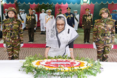 টুঙ্গিপাড়ায় বঙ্গবন্ধুর সমাধিতে প্রধানমন্ত্রীর শ্রদ্ধা