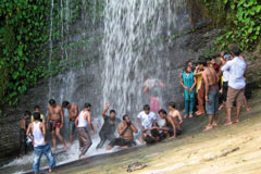 ঘুরে আসুন রি-ছাং ঝর্ণা