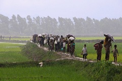 রোহিঙ্গাদের ত্রাণ ঠেকাতে পেট্রলবোমা হামলা!