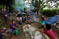 রাখাইনে আর্তনাদ: পুড়ছে বাড়িঘর
