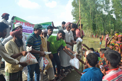 বন্যার্তদের মাঝে “ভালবাসার গান কবিতা গল্পকথা”র ত্রাণ বিতরণ