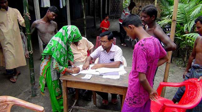 ভোটার হালনাগাদ : বাড়ি বাড়ি গিয়ে তথ্য সংগ্রহ শুরু