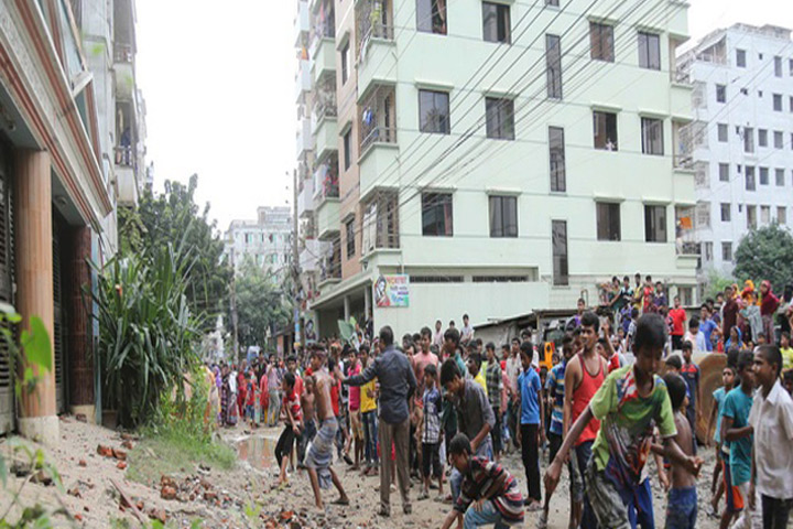 গৃহকর্মীর লাশ উদ্ধারের পর শুক্রবার বনশ্রী এলাকায় স্থানীয়দের বিক্ষোভ