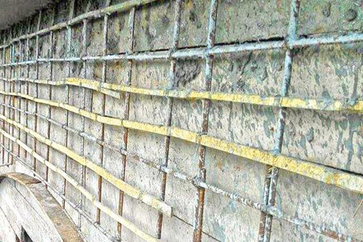 বান্দরবানের সরকারি মহিলা কলেজের একাডেমিক ভবন নির্মাণে রডের সঙ্গে বাঁশ ব্যবহার করা হচ্ছে