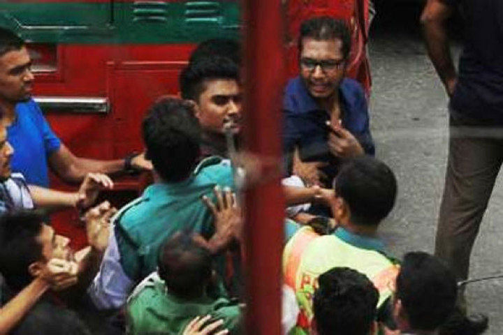 উল্টোপথে দ্বিতল বাস যেতে না দেওয়ায় ট্রাফিক সার্জেন্টকে জগন্নাথ বিশ্ববিদ্যালয়ের শিক্ষার্থীদের মারধর