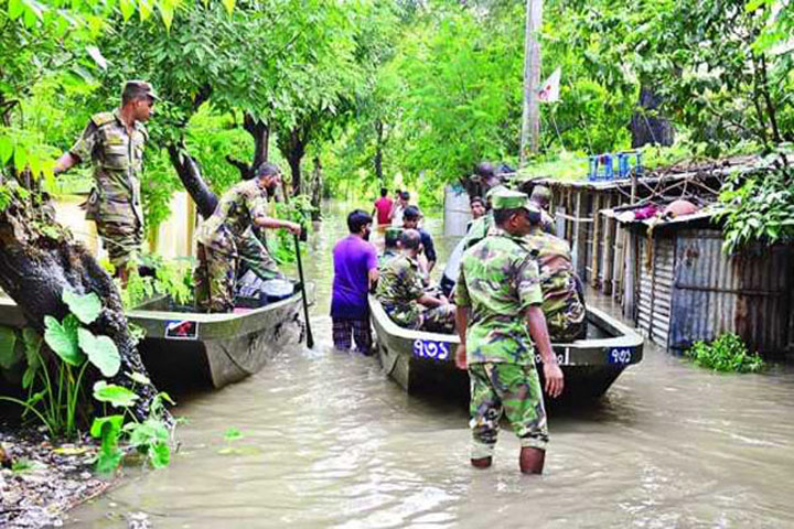 দিনাজপুরে বন্যার্তদের উদ্ধার করে আশ্রয় কেন্দ্রে নিয়ে যাচ্ছেন সেনাসদস্যরা। ছবি : সংগৃহিত