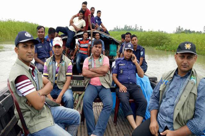 ছবি : জঙ্গি আস্তানার খোঁজে গাইবান্ধার চরে আইনশৃংখলা বাহিনীর অভিযান