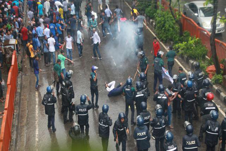 পরীক্ষার তারিখ ও সময়সূচি ঘোষণার দাবিতে শাহবাগে আন্দোলনরত শিক্ষার্থীদের ছত্রভঙ্গ করে দিয়েছে পুলিশ