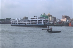 ঈদের দিনও বাস লঞ্চে বাড়ী ফিরছেন অনেক মানুষ