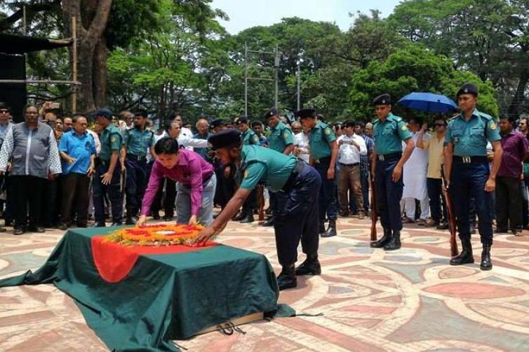 সর্ব সাধারণের শ্রদ্ধা নিবেদনের জন্য কাজী আরিফের মরদেহ কেন্দ্রীয় শহীদ মিনারে রাখা হয়।