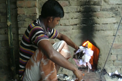 তামাক পাতা শুকাতে পোড়ানো হচ্ছে রাসায়নিক যুক্ত ঝুট