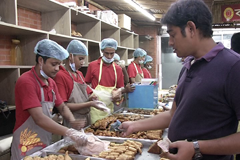 এবারও জমজমাট রাজধানীর বেইলি রোডের ইফতার বাজার