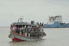 বৈরি আবহাওয়ায় : নৌ চলাচল বন্ধ
