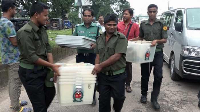 রাজধানীর বিভিন্ন কেন্দ্রে যাচ্ছে ভোটের সামগ্রী