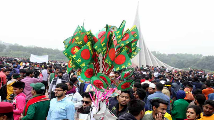 ফুল হাতে স্মৃতিসৌধে লাখো মানুষের ঢল