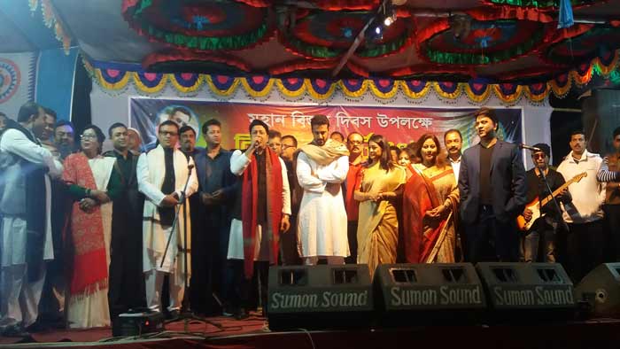 বাগেরহাটে বিজয় কনসার্টে নৌকায় ভোট চাইলেন তারকারা