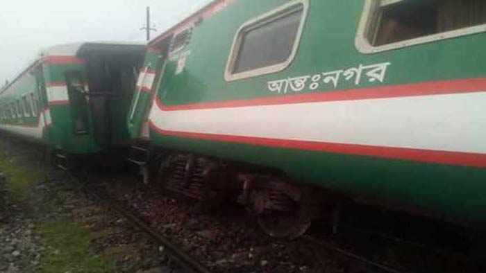 ট্রেনের বগি লাইনচ্যুত, উত্তরাঞ্চলের সঙ্গে যোগাযোগ বন্ধ