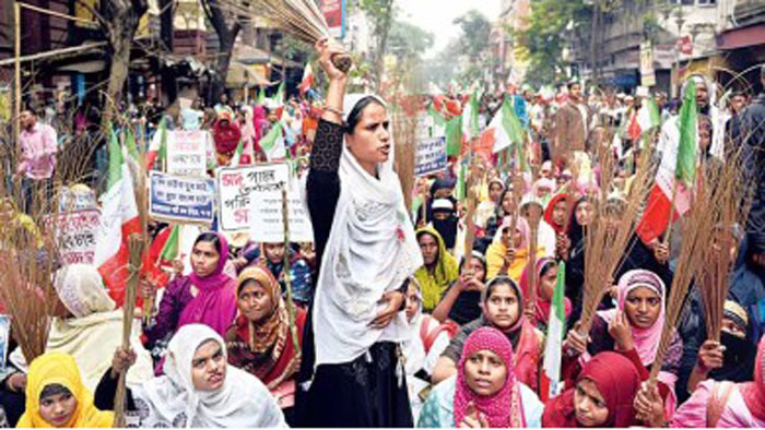 মদ বিক্রি বন্ধের দাবিতে ঝাঁটা হাতে বিক্ষোভ