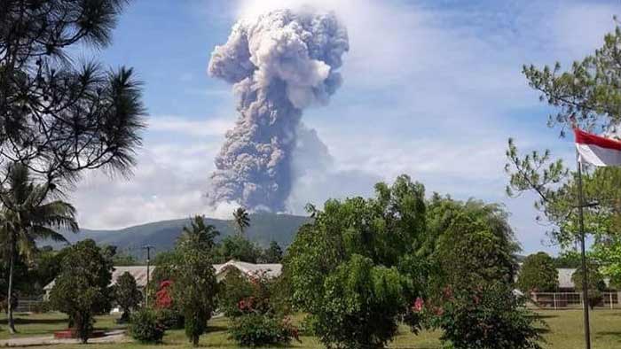 মাউন্ট সোপুতান আগ্নেয়গিরি থেকে ছাই উদগীরণ