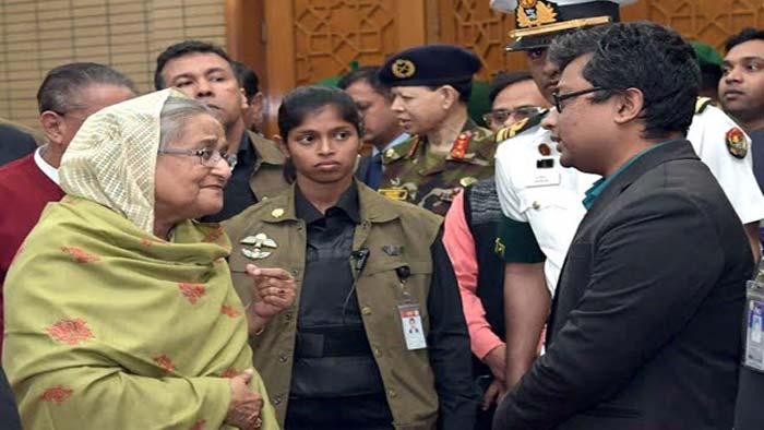 সাংবাদিকদের হুমকি দেয়ায় ড. কামালের সমালোচনায় প্রধানমন্ত্রী