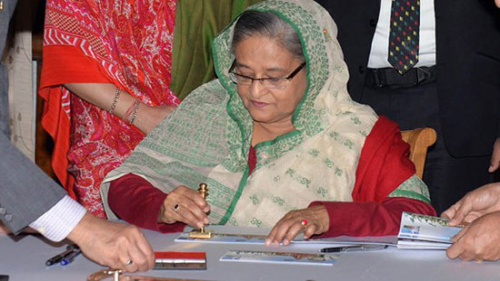 বিজয় দিবসের স্মারক ডাকটিকেট অবমুক্ত করেছেন প্রধানমন্ত্রী