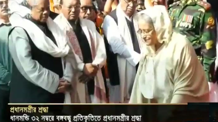 বঙ্গবন্ধুর প্রতিকৃতিতে প্রধানমন্ত্রীর শ্রদ্ধা