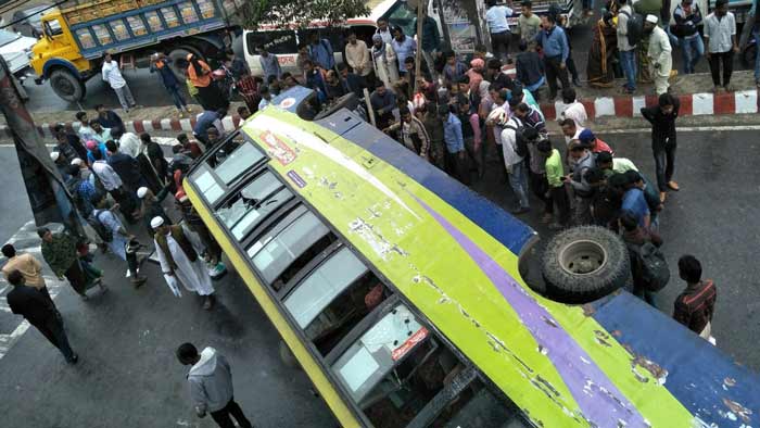 সাভারে বাস উল্টে মা-মেয়ের মৃত্যু
