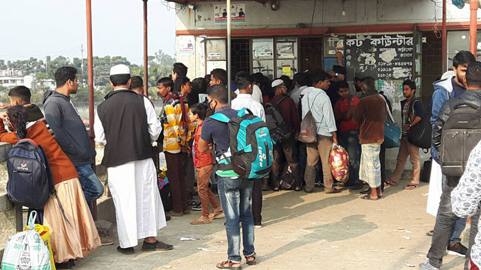 কুমিরা ঘাটে সন্দ্বীপের ভোটারদের উপচে পড়া ভিড়