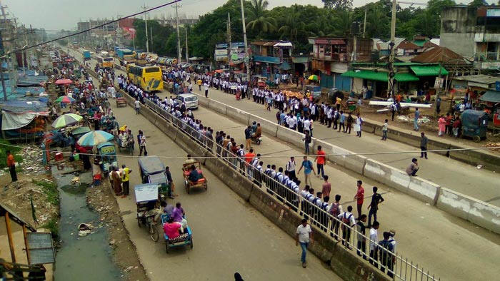 আশুলিয়ায় শিক্ষার্থীদের বিক্ষোভ-অবরোধ