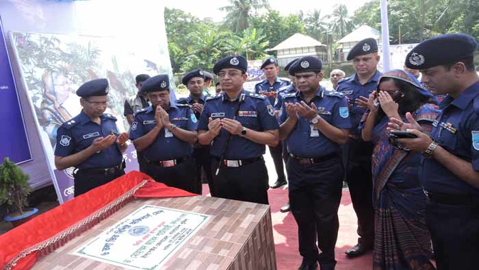 মুন্সীগঞ্জে আইজিপি’র নারী পুলিশ ব্যারাক ও সদর ফাঁড়ি উদ্বোধন    