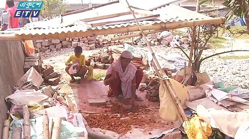 দিন-রাত পরিশ্রম করেও মূল্য কম নারীর