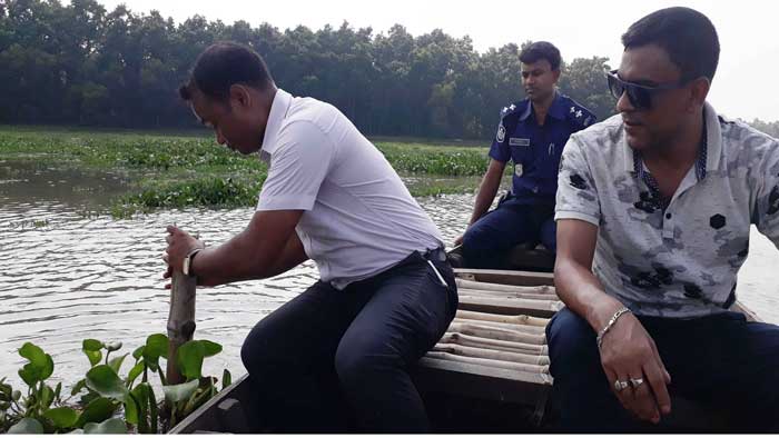 নবাবগঞ্জ আশুড়ার বিলের অবৈধ স্থাপনা উচ্ছেদে অভিযান