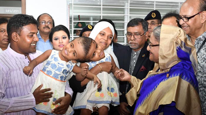 জোড়া লাগানো দুই শিশুকে দেখতে গেলেন প্রধানমন্ত্রী 