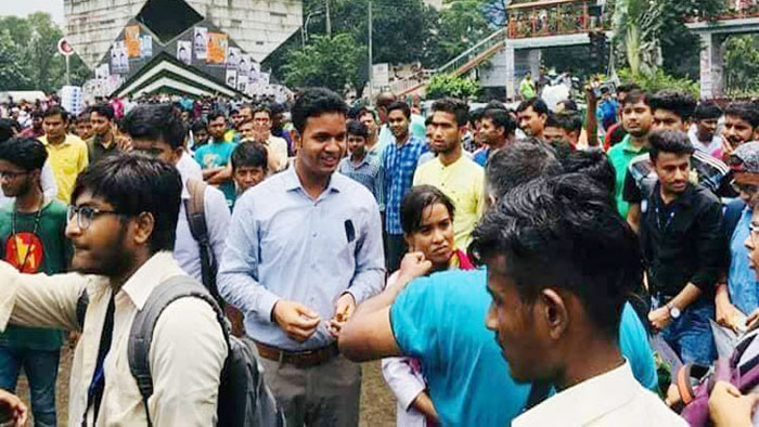 চকলেট নিয়ে শিক্ষার্থীদের মাঝে ছাত্রলীগ, ক্লাসে ফেরার আহ্বান