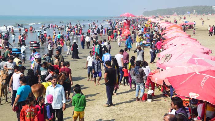 পর্যটকের কোলাহলে মুখরিত সমুদ্র সৈকত