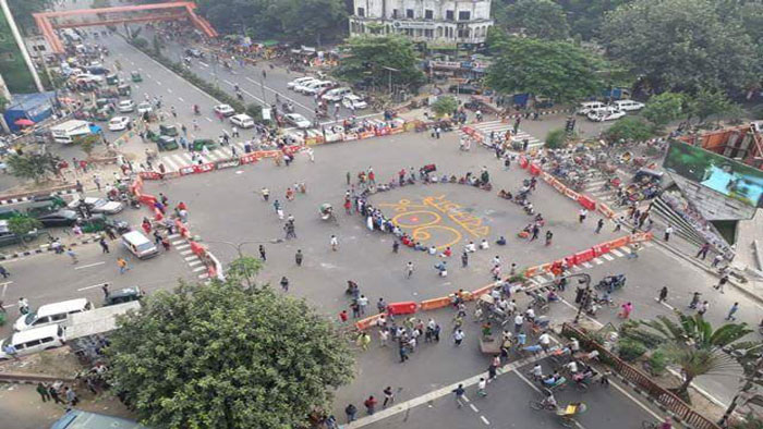 শাহবাগে সড়ক অবরোধ চলছে, নগরবাসীর দুর্ভোগ