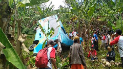 ইন্দোনেশিয়ায় বাস খাদে পড়ে নিহত ২১