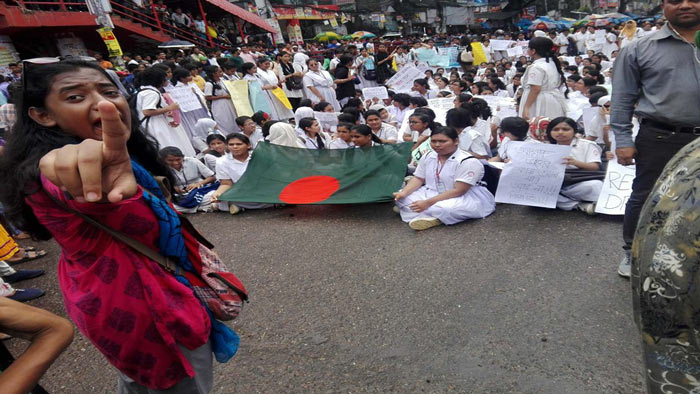 শিক্ষার্থীদের দখলে রাজপথ, পরিবহন সংকটে অচল ঢাকা